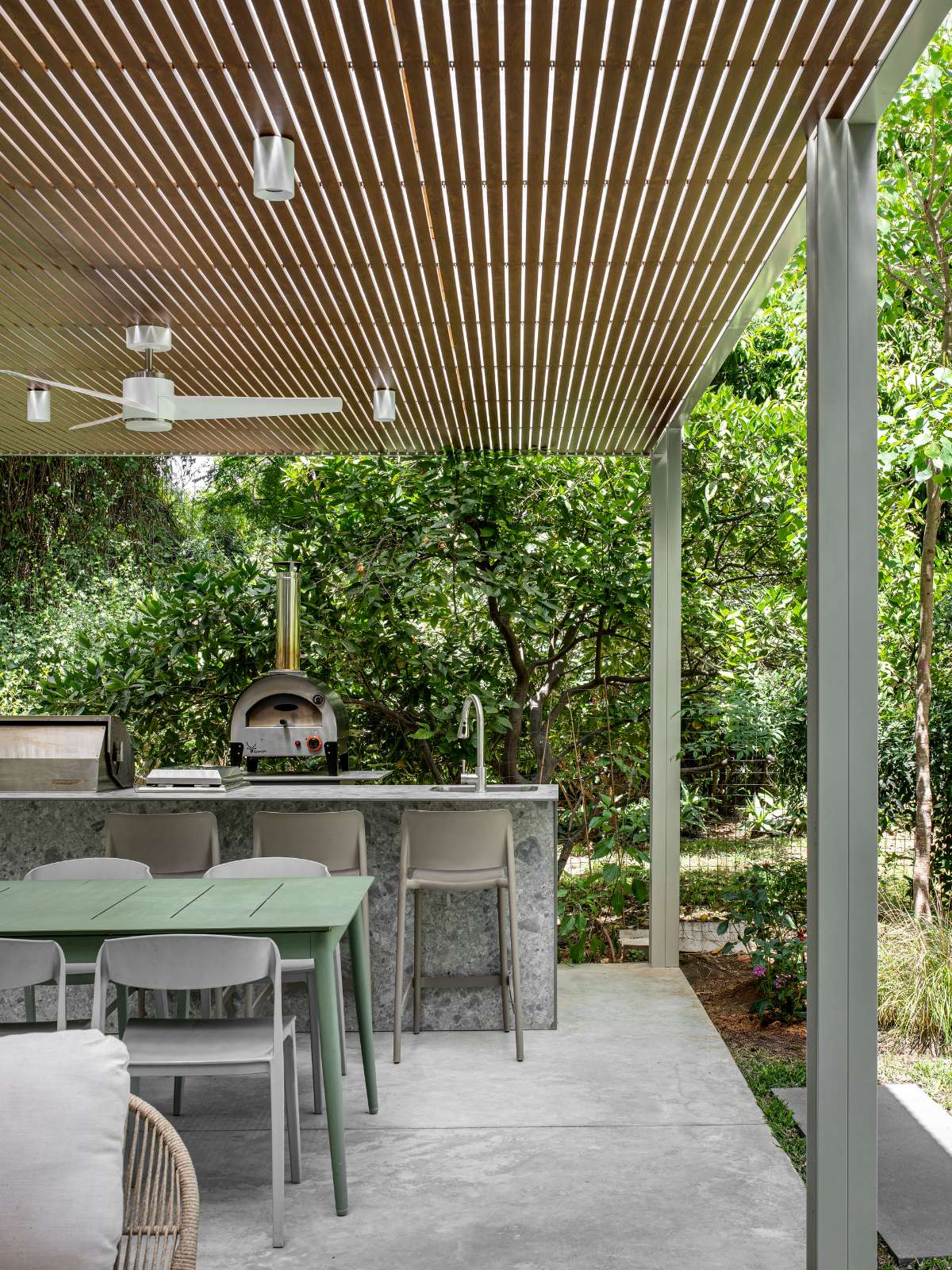 מטבח חוץ תחת פרגולת אלומיניום עם חיפוי עץ אביב פרגולות