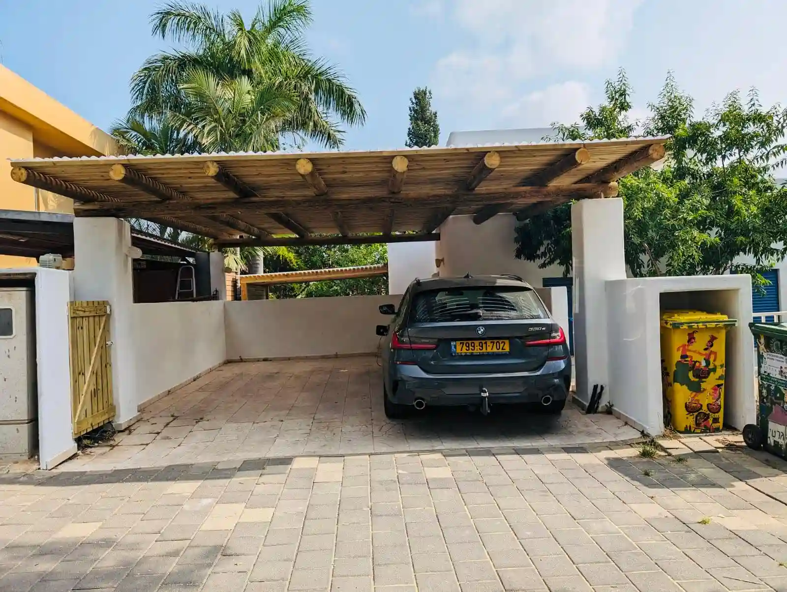 פרגולה חניה קורות עץ עגול טבעי עם קרוי סרגלים ואיטום נגד גשם 2